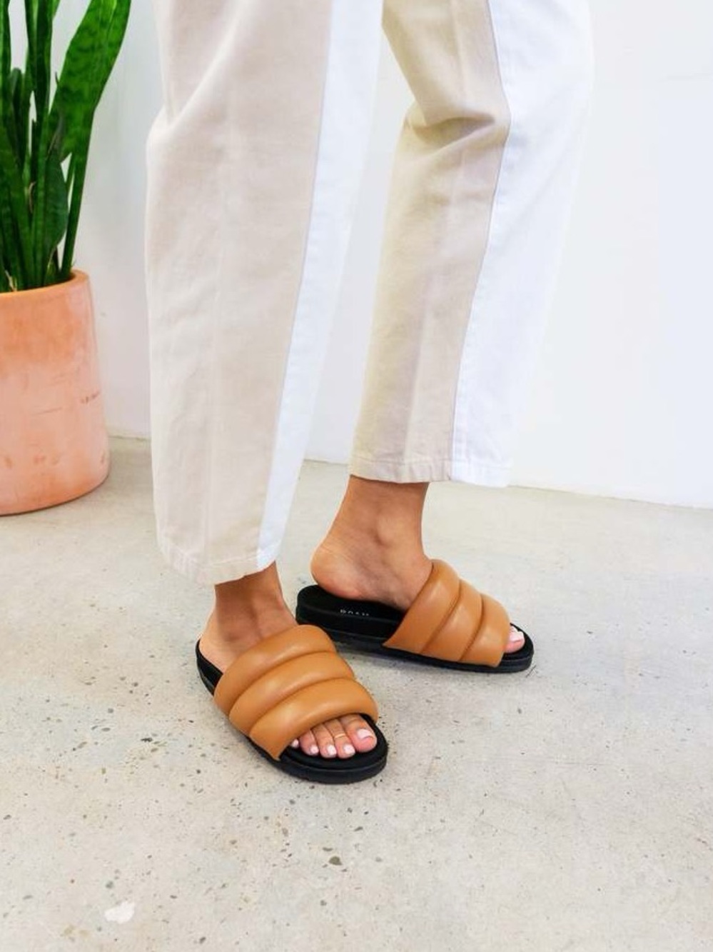 Roam Puffy Sandal in Cognac NWOT